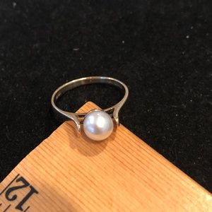 10k yellow gold ring with 5 1/2 to 6 mm real pearl in size 5 1/2